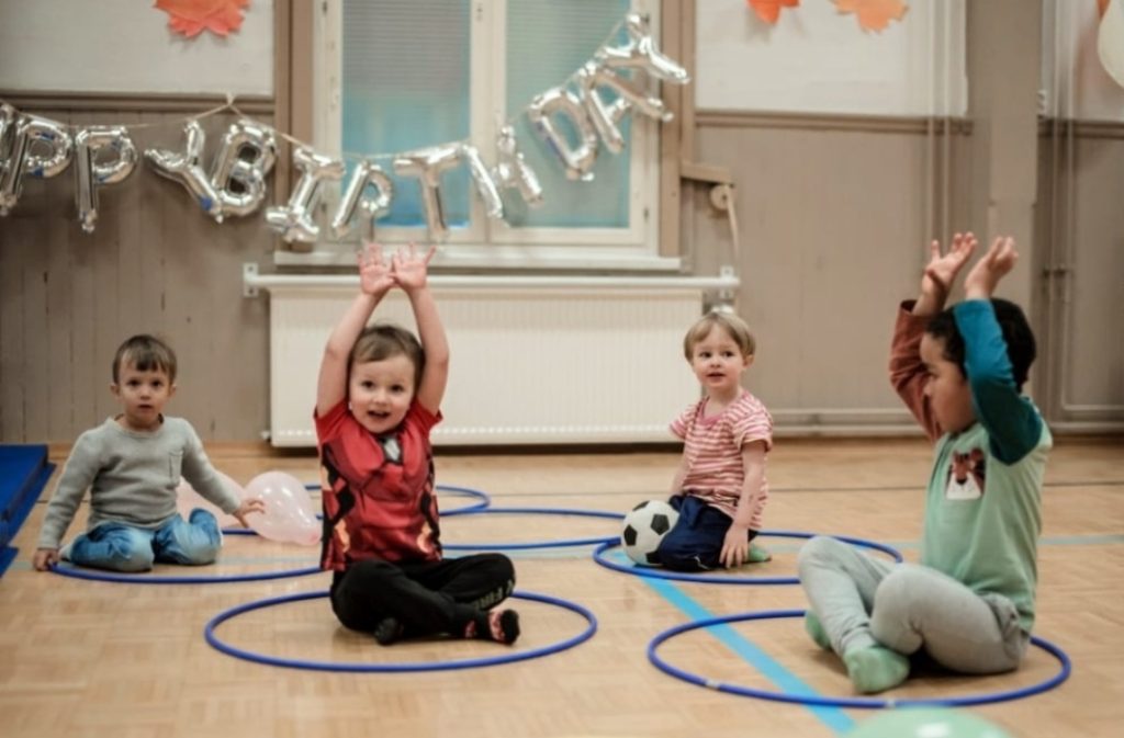 liikunnalliset synttärit Kuopio
lasten synttärit Kuopio
synttärit Kuopio
liikuntasynttärit
lasten liikuntasynttärit
toiminnalliset synttärit
hauskat synttärit lapselle
syntymäpäivät lapselle Kuopio
synttärit liikuntasalissa
lasten juhlat Kuopio
synttäri-ideat lapselle
ohjelmaa lasten synttäreille